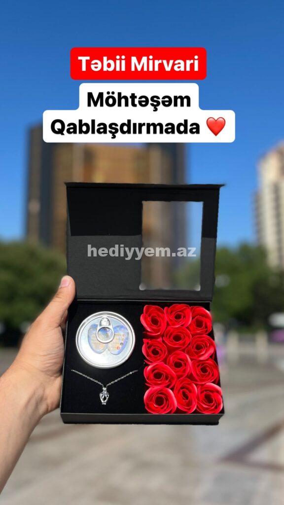Mirvari Boyunbagili Qoxulu Qırmızı Gül Qutusu №j9